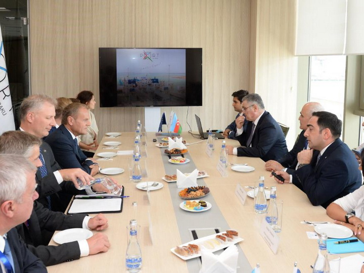 Президент Европейского совета ЕС Дональд Туск ознакомился с деятельностью Нового Бакинского порта в поселке Алят – ФОТО