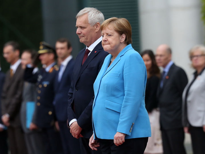 Меркель в третий раз затрясло на публике – ВИДЕО