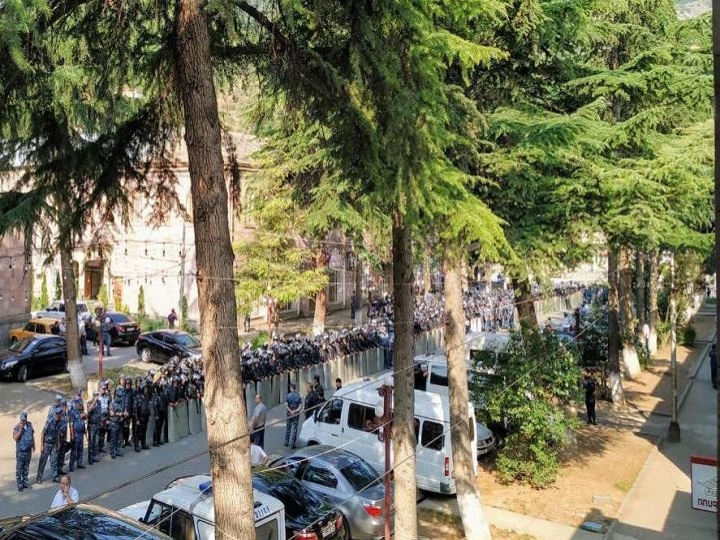 Ermənistanda polis etirazçılara güc tətbiq edib, təxribat törədib