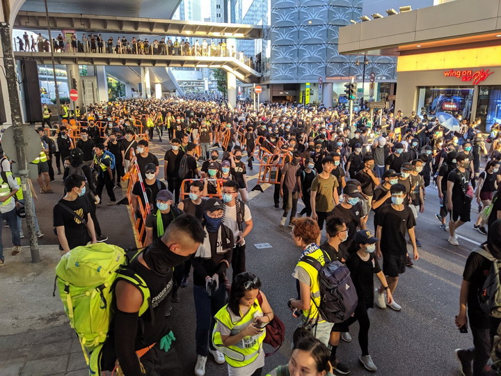 Протестующие в Гонконге начали собираться у штаб-квартиры полиции - ФОТО