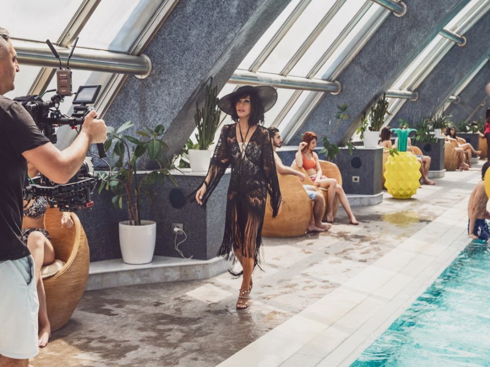 Бриллиант Дадашева в коротких шортах и купальнике в объятиях самого красивого модели в мире – ФОТО – ВИДЕО