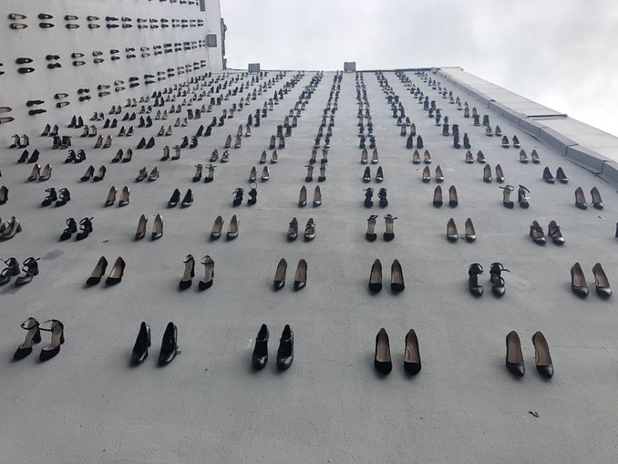 Нет насилию: 440 пар черных туфель в центре Стамбула в память о 440 убитых женщинах – ФОТО – ВИДЕО