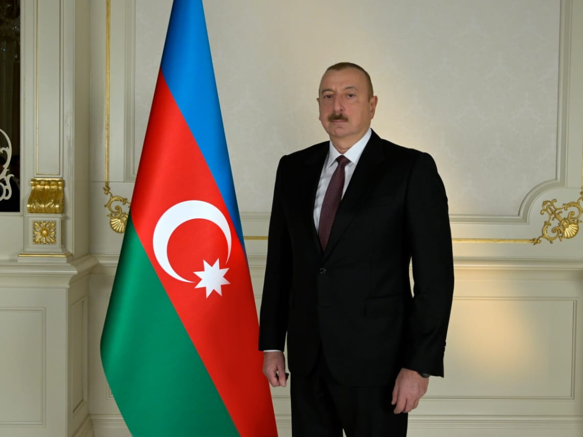 Президент Азербайджана поздравил президента Сингапура