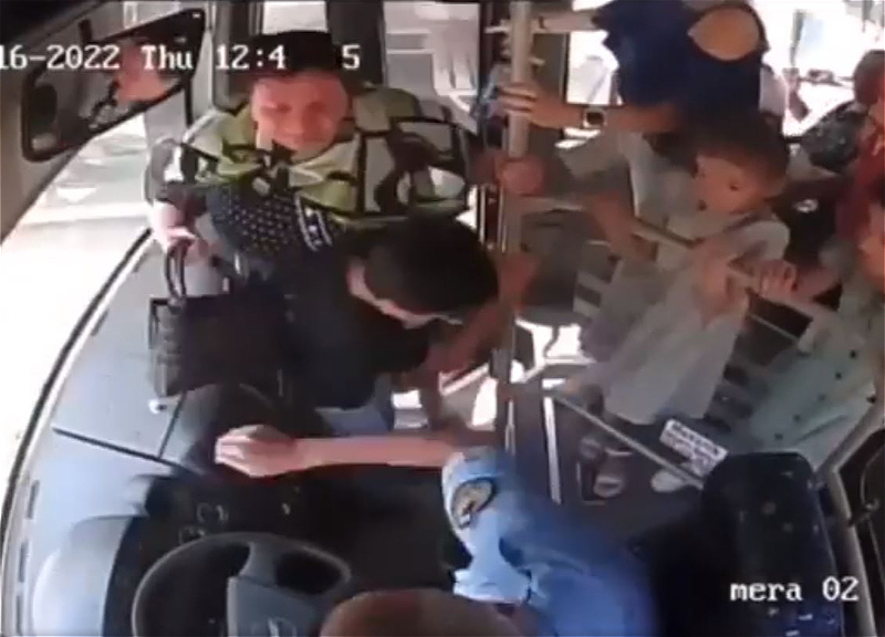 МВД о задержании водителя, вытолкнувшего из автобуса набросившуюся на него женщину - ВИДЕО
