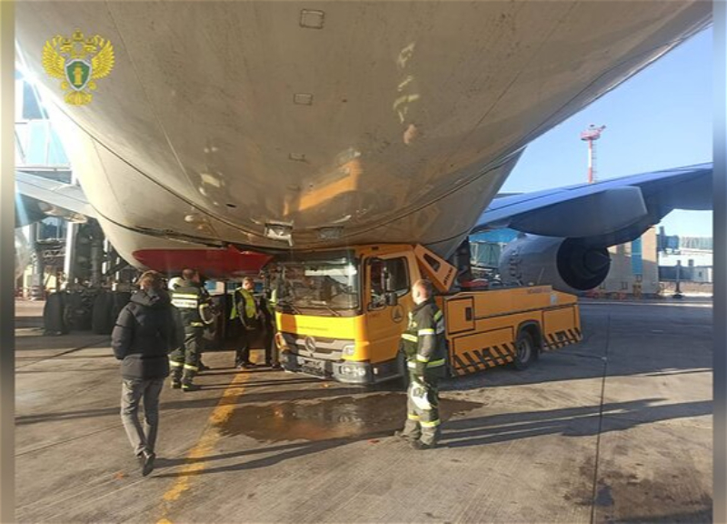 В Москве водовоз повредил самый большой в мире пассажирский лайнер - ФОТО