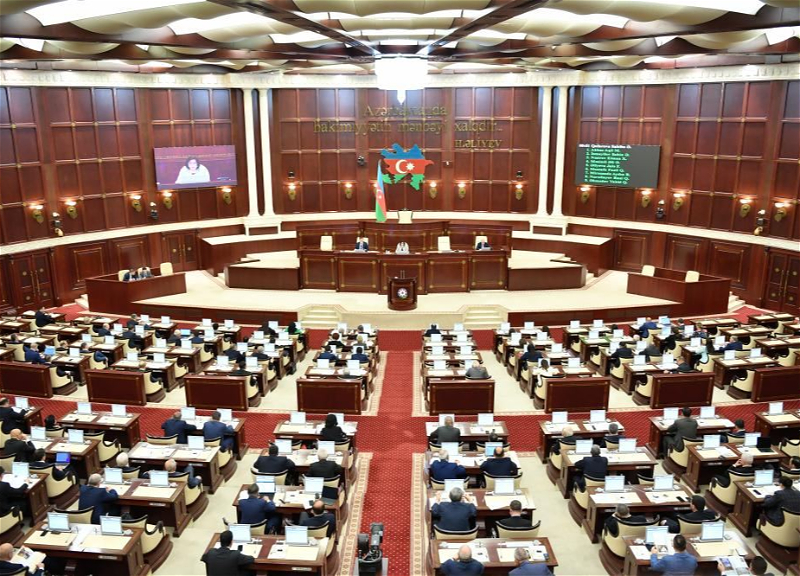 Депутаты парламента Азербайджана обсуждают 21 вопрос