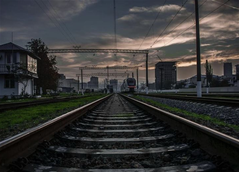 В Гаджигабуле поезд насмерть сбил женщину