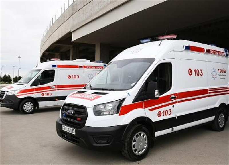 В Баку женщина родила в машине скорой помощи - ВИДЕО