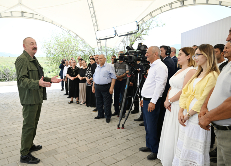 На страницах Президента Ильхама Алиева в соцсетях опубликованы кадры встречи главы государства с жителями села Ханъюрду - ВИДЕО