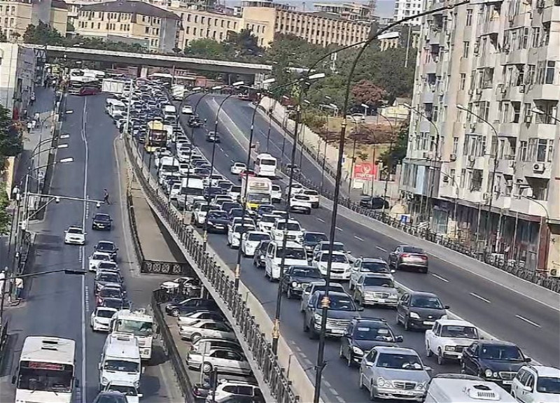 На каких улицах Баку 21 июля наблюдаются транспортные заторы? - ФОТО