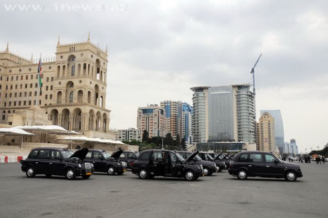 В Баку завезена очередная партия новых «лондонских такси»