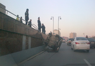 В Баку автомобиль упал в тоннель - ФОТО