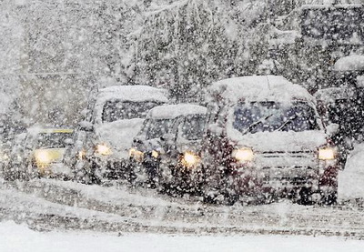 В Сураханском районе 20 машин попали в «снежный плен»