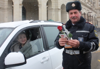 Полиция поздравила с 8 марта женщин, соблюдающих правила дорожного движения - ФОТОРЕПОРТАЖ