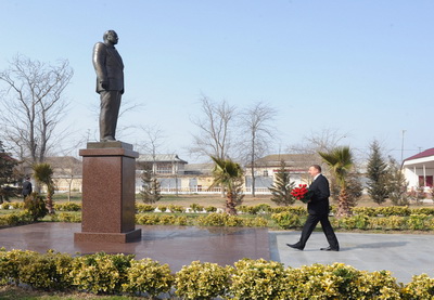 Ильхам Алиев посетил памятник Общенациональному лидеру Гейдару Алиеву в Сальяне - ФОТО
