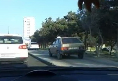 В Баку автомобилисты ездят по тротуару, как по трассе - ВИДЕО