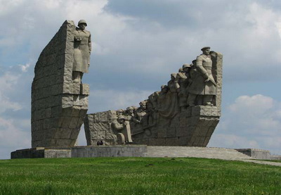 В Таганроге открылся отреставрированный Мемориал, установленный по инициативе Гейдара Алиева - ФОТО