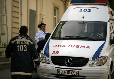 В Баку автомобиль сбил насмерть женщину и ее 10-летнюю дочь