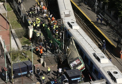 В Баку автобус врезался в поезд, есть жертвы