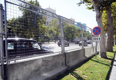 Для чего обносят бетонными блоками Дом правительства в Баку? - ФОТО