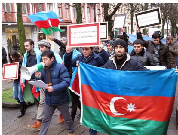 Азербайджанцы провели акции протеста в нескольких странах Азербайджанцы провели акции протеста в нескольких странах