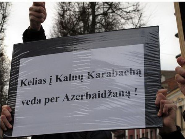 Азербайджанцы провели акции протеста в нескольких странах Азербайджанцы провели акции протеста в нескольких странах