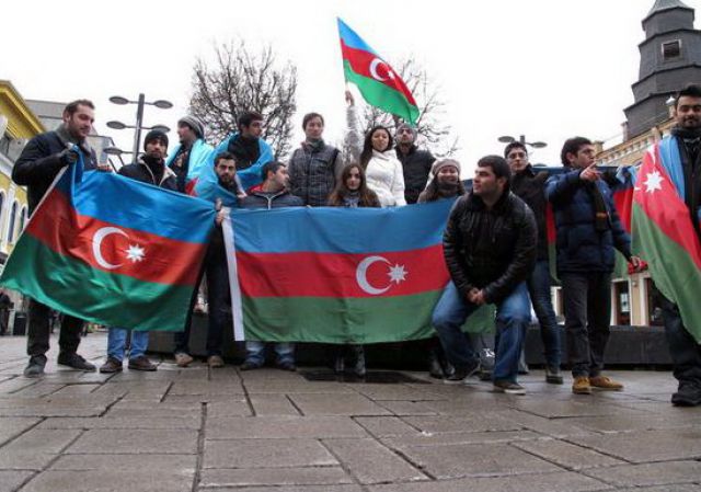 Азербайджанцы провели акции протеста в нескольких странах Азербайджанцы провели акции протеста в нескольких странах