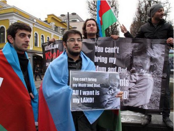 Азербайджанцы провели акции протеста в нескольких странах Азербайджанцы провели акции протеста в нескольких странах
