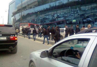 В Баку пассажирский автобус врезался в стеклянный фасад стадиона «Шафа», есть пострадавшие - ФОТО - ВИДЕО
