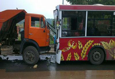 В Баку «Камаз» врезался в автобус, есть пострадавшие