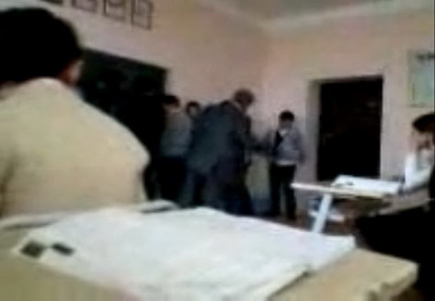 В интернете распространен видеоролик об избиении учителем школьников в одном из районов Азербайджана - ВИДЕО - ДОПОЛНЕНО