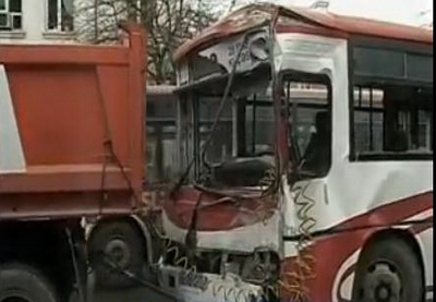 В центре Баку автобус врезался в опору моста - ВИДЕО
