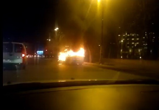 В Баку сгорел автомобиль - ВИДЕО