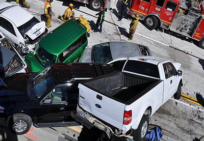 Около 75 автомобилей столкнулись на трассе в США, три человека погибли