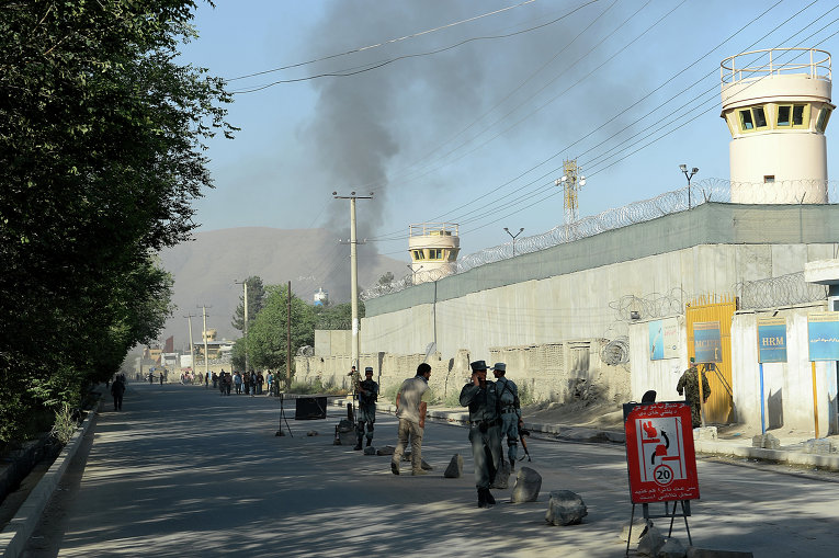 Атака на президентский дворец не сорвет мирный процесс, уверен Карзай