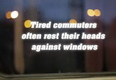 Окна в вагоне метро шепчут рекламные объявления - ВИДЕО