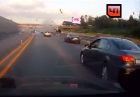 Смертельный полет водителя Mercedes Gelandewagen на шоссе сняли на видео