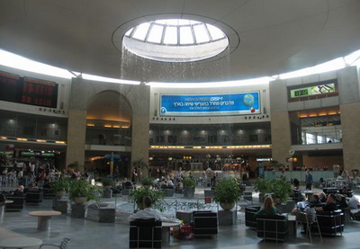 Международный израильский аэропорт приостановил работу после нападения палестинцев