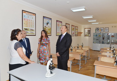 Ильхам Алиев ознакомился с состоянием зданий ряда школ после капитального ремонта в Хазарском районе - ФОТО