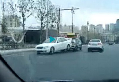 В Баку эвакуатор повредил Mercedes по дороге на штрафстоянку - ВИДЕО