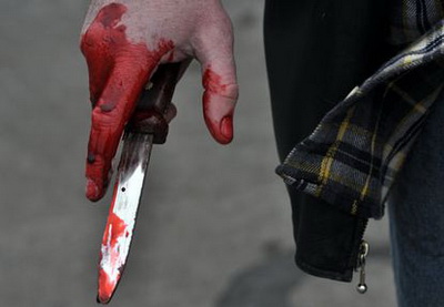 В Баку автомобилист, не желая платить штраф, изрезал себя ножом
