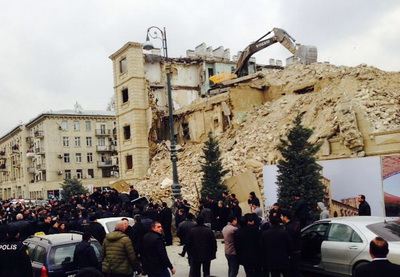В момент обрушения здания на проспекте Гейдара Алиева никакие работы по сносу не велись, заявили в ИВ Наримановского района – ФОТО – ВИДЕО