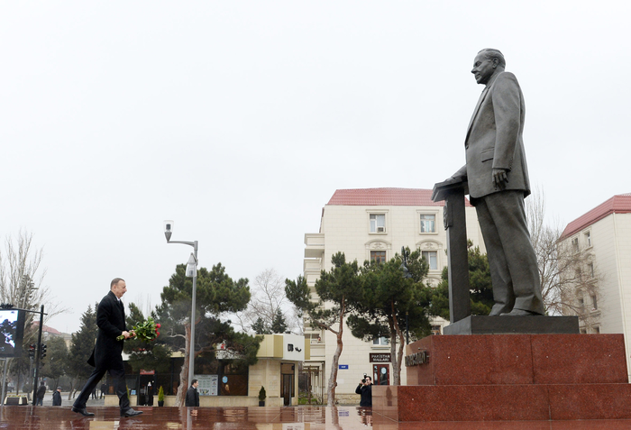 Ильхам Алиев посетил памятник Гейдару Алиеву в Сумгайыте - ФОТО