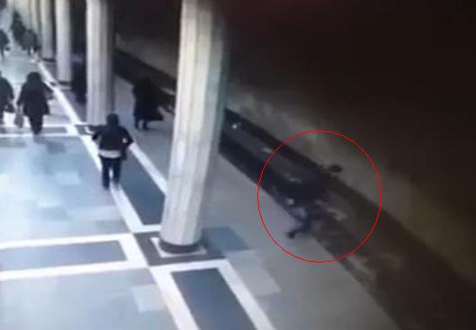 Шокирующие кадры. Молодой человек бросается под поезд в Бакинском метро - ВИДЕО