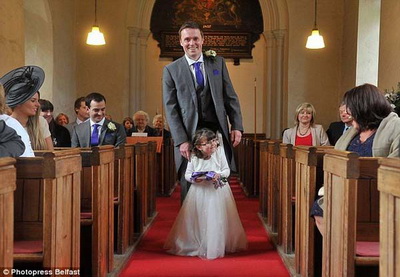4-летняя парализованная девочка смогла проводить невесту к алтарю - ФОТО