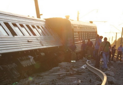 В результате схода с рельс пассажирского поезда в Казахстане пострадали 12 человек
