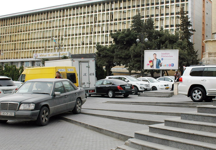 Бакинские «импровизированные» парковки на дорогах - ФОТО