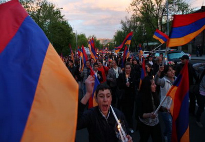 В ходе шествия памяти жертв т.н. «геноцида» в Ереване сожгли турецкий флаг