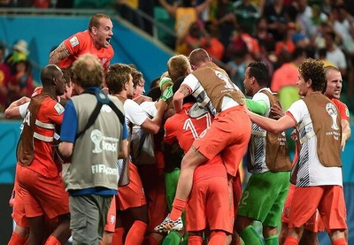 Сборная Нидерландов обыграла Коста-Рику в серии пенальти и стала последним полуфиналистом – ФОТО