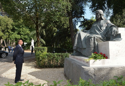 Ильхам Алиев посетил памятник гениальному азербайджанскому поэту и мыслителю Низами Гянджеви в Риме - ФОТО